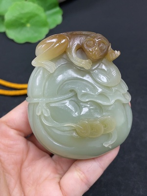 H46558639 和田玉手把件   灵猴献瑞     货品总重约（含绳）134.2g    配珠非和田玉