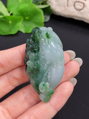 F41950202 翡翠挂件 蟹钳 含其他矿物成分 货品总重约37.08g