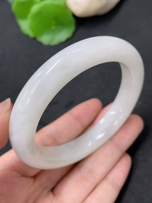 H41904510 和田玉正圈手镯 圈口57.5        货品总重约52g