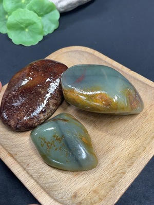 H42954394 和田玉       货品总重约291.4g   皮色成因未定   含其他矿物成份