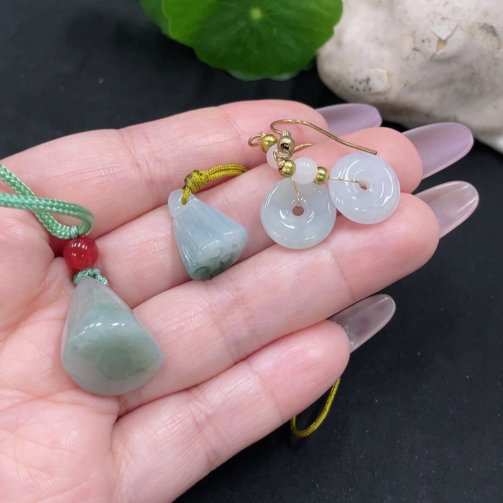 F35128019 Jadeite Pendant + Earrings Sell as a Lot (Non-Gold Inlaid) (Beads Non-A)