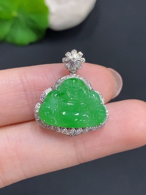 F35124895 Jadeite Buddha Pendant with 18K Gold Setting, Total Weight Approx. 2.7g (Diamond Accented)