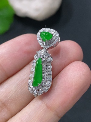 F33849407 Jadeite Pendant with 18k Gold and Diamond Accents, Total Weight Approximately 2.94g