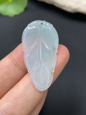 F24811122 翡翠挂件 总重约2.55g 叶子