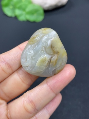 H41867909 和田玉挂件    金鱼    货品总重约24.7g    皮色成因未定