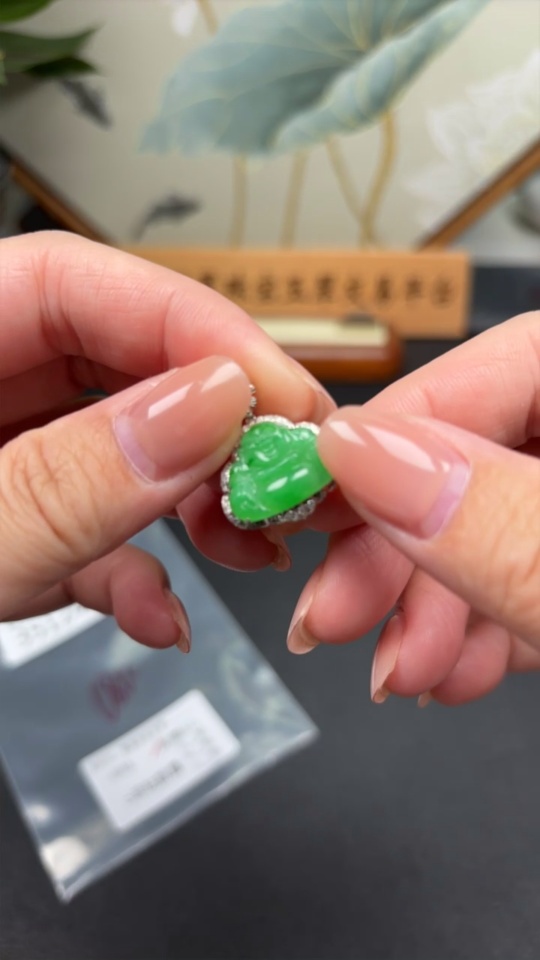 F35124895 Jadeite Buddha Pendant with 18K Gold Setting, Total Weight Approx. 2.7g (Diamond Accented)