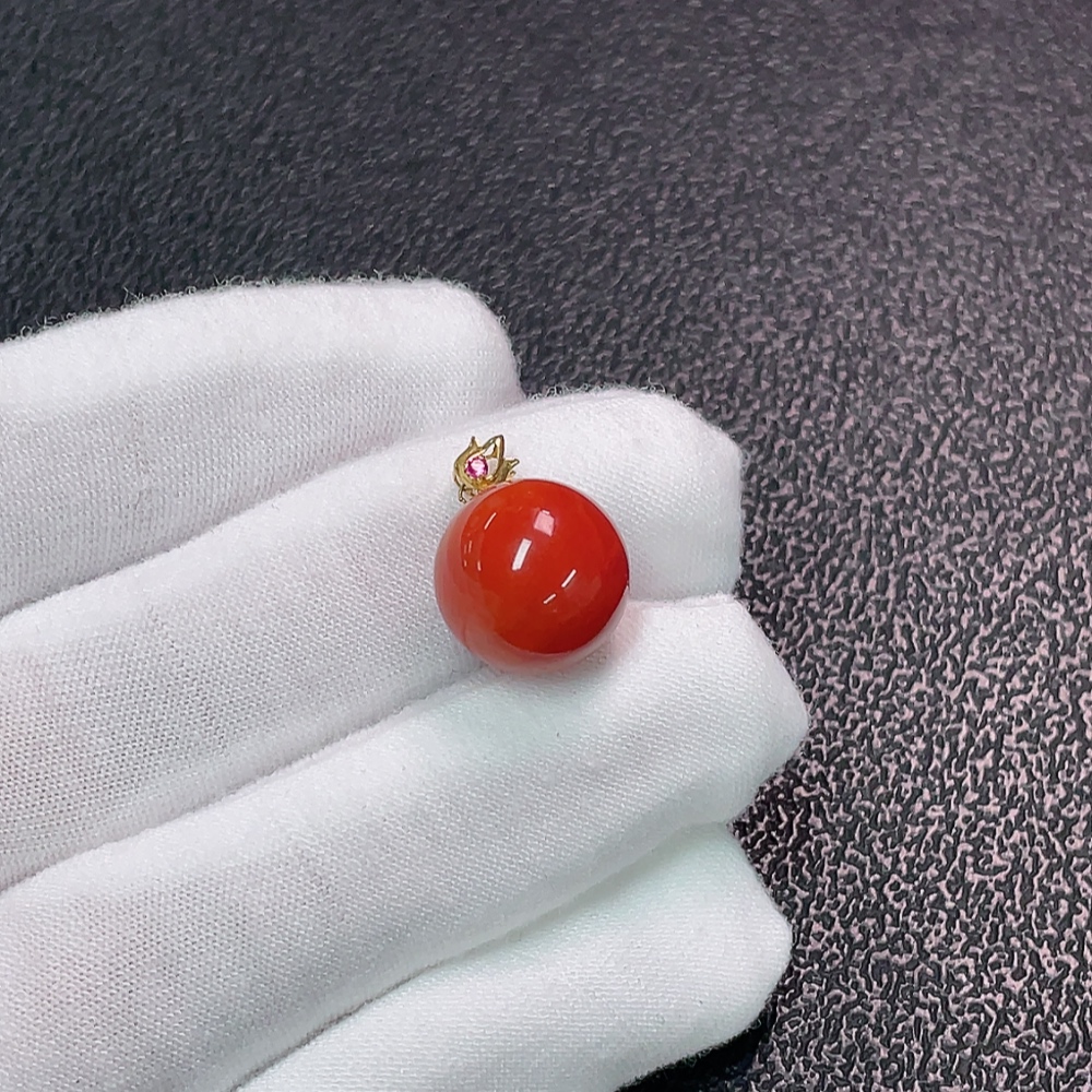 C34006311 Red Agate Pendant with 18K Gold and Visible Organic Matter, Total Weight Approximately 3.12g, Size About 12.9mm