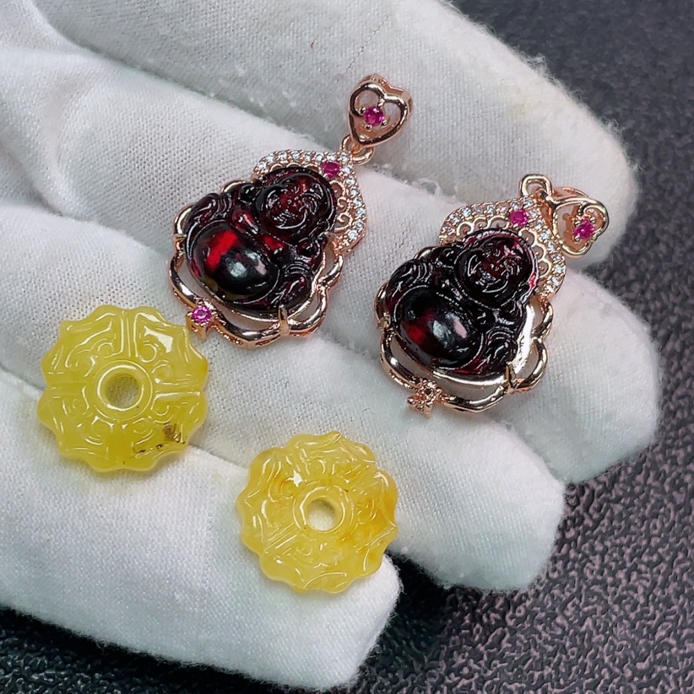 C34038393 Amber Beeswax Pendant Non-Gold Colorless Film Coated Total Weight Approx. 7.93g Sell as a Lot