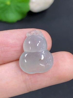 F46594555 翡翠葫芦挂件 货品总重量约2.6克