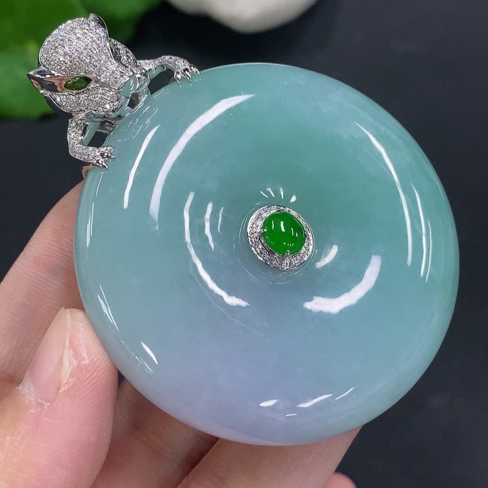 F23599394 Jadeite Peace Knot with 18K Gold, Total Weight Approx. 89.8g