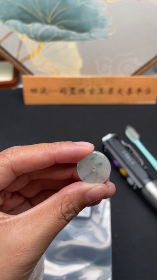 F34003742 Jadeite Peace Knot, Total Weight Approximately 2g