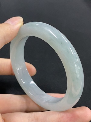 F42969010 翡翠正圈手镯 圈口55.8 货品总重约61.8g