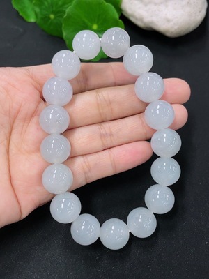 F43138399 翡翠手串 卡12.8mm左右  货品总重约63.84g