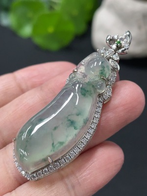 F31670306 Jadeite Auspicious Gourd Pendant with 18k Gold Setting, Non-Diamond, Total Weight Approx. 9.2g