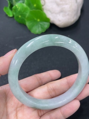 F46567844 翡翠正圈手镯 圈口56.7mm 货品总约重44.84g