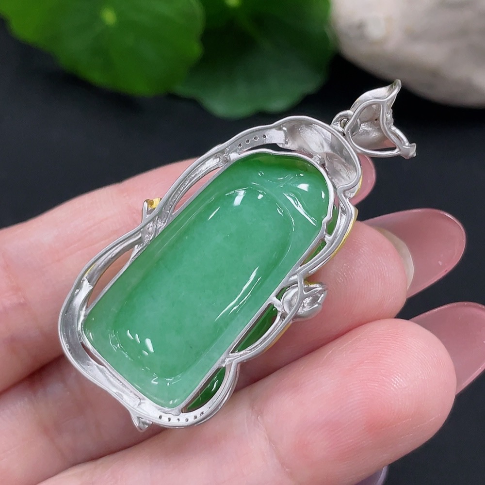 F34012794 Jadeite Pendant with 18K Gold Setting, Total Weight Approx. 10.7g (Accented with Diamonds)