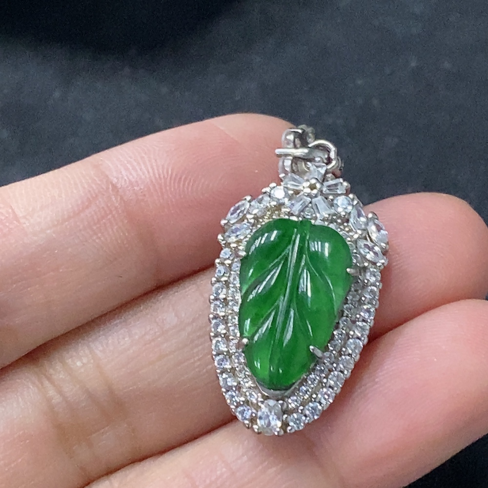 F33913392 Jadeite Inlaid Leaf Pendant Non-Gold Total Weight Approx. 3.8g