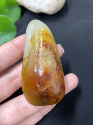 H43151220 和田玉 皮色成因未定 含其他矿物成分  货品总重约69g