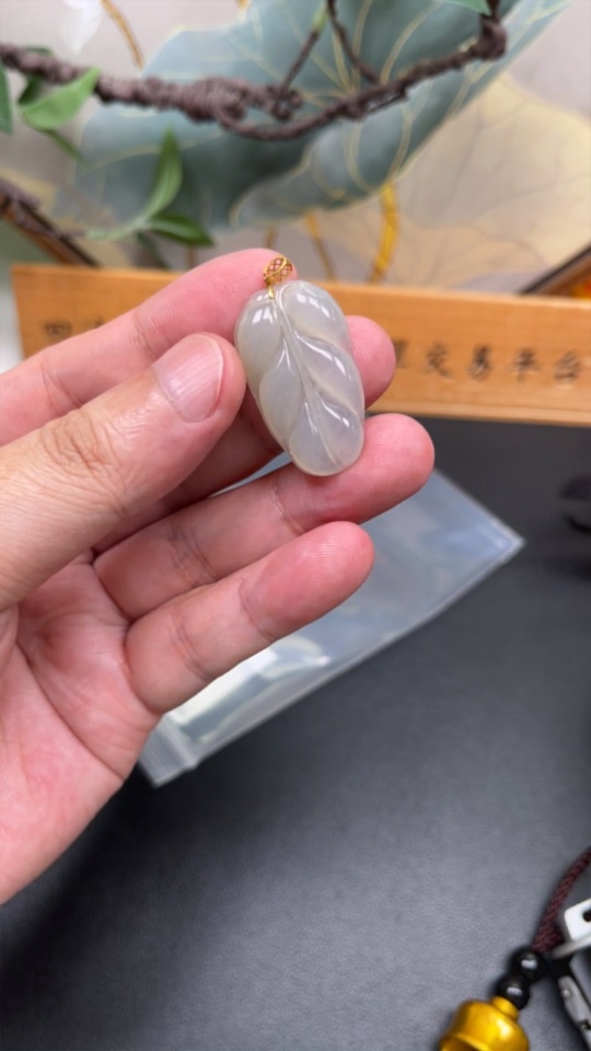 F34968299 Jadeite Leaf Pendant with 18K Gold Clasp, Total Weight Approximately 4.6 Grams