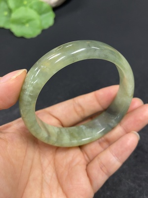 H42961782 岫玉（蛇纹石玉）正圈手镯    圈口56.2   货品总重约42g  含其他矿物成份