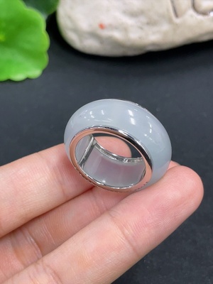 F46570256 翡翠镶嵌戒圈 圈口17 配镶钻石 货品总约重10.24g 18k