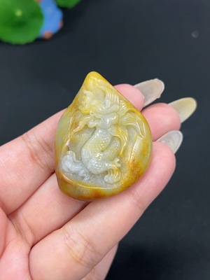 H41947288 和田玉挂件 龙 货品总重约34.3g 皮色成因未定 含其他矿物成分