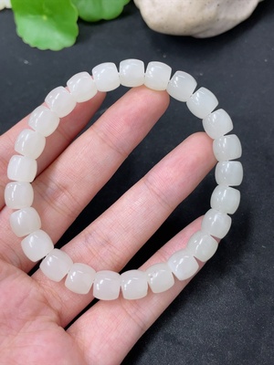 H42957090 和田玉手串    卡7.8mm左右    货品总重约22.3g
