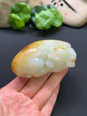 H42980970 和田玉貔貅手把件 颜色成因未定总重约211g