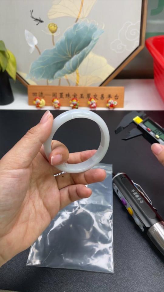 F21324745 Jadeite Round Bracelet Size 54.5 Total Weight 46.003g