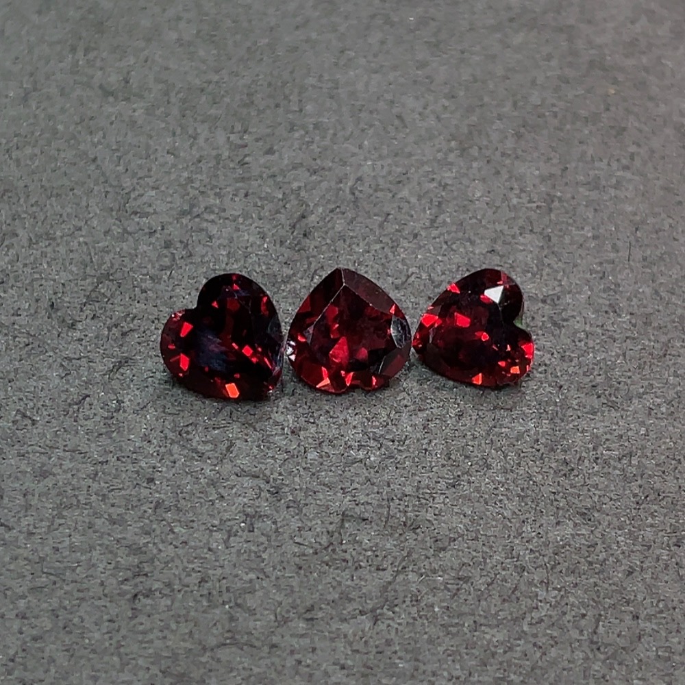 C32784984 Garnet Rough Stone Total Weight Approx. 6.315 Carats Sold as One Lot