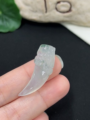 F46545659 翡翠挂件龙牙 货品总约重4.27g
