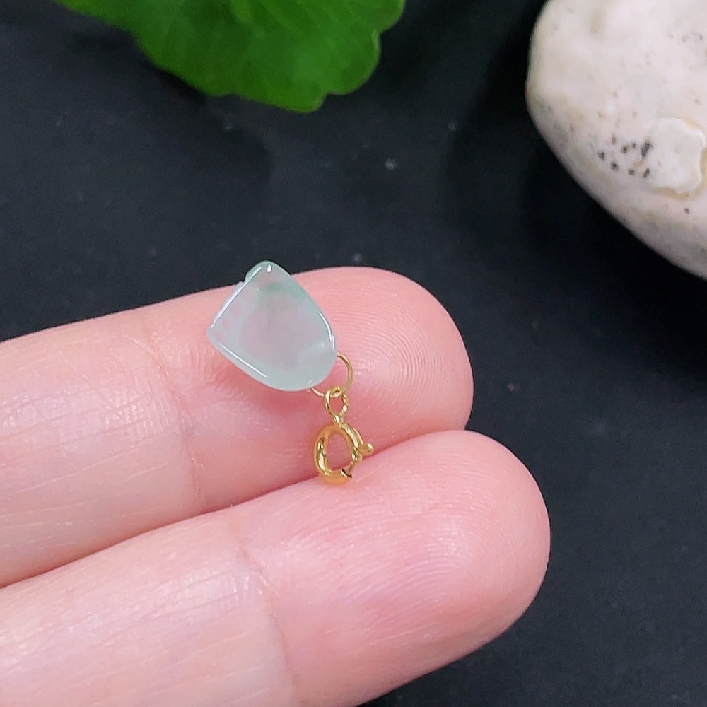 F30453661 Jadeite Pendant with 18K Gold Clasp, Total Weight Approx. 0.37g