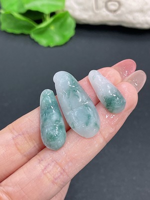 F40794055 翡翠福豆镶嵌件 毛货 货品总重约5.7g