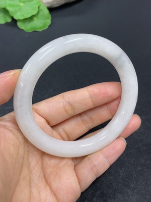 H42987435 和田玉圆条手镯    圈口59    货品总重约53g    含其他矿物成份