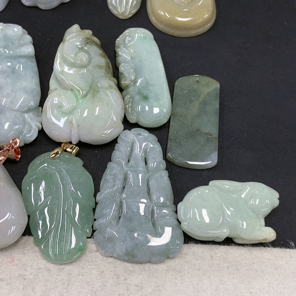 F15622212 Jadeite Pendants Sell as a Lot Color Undetermined (Non-Gold Inlaid)