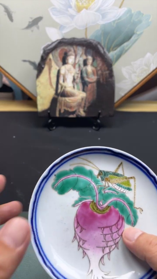 W30477581 Porcelain, Mint Condition, Late Qing Dynasty to Republic of China Blue and White Famille Rose Plate (Size as per the actual item)