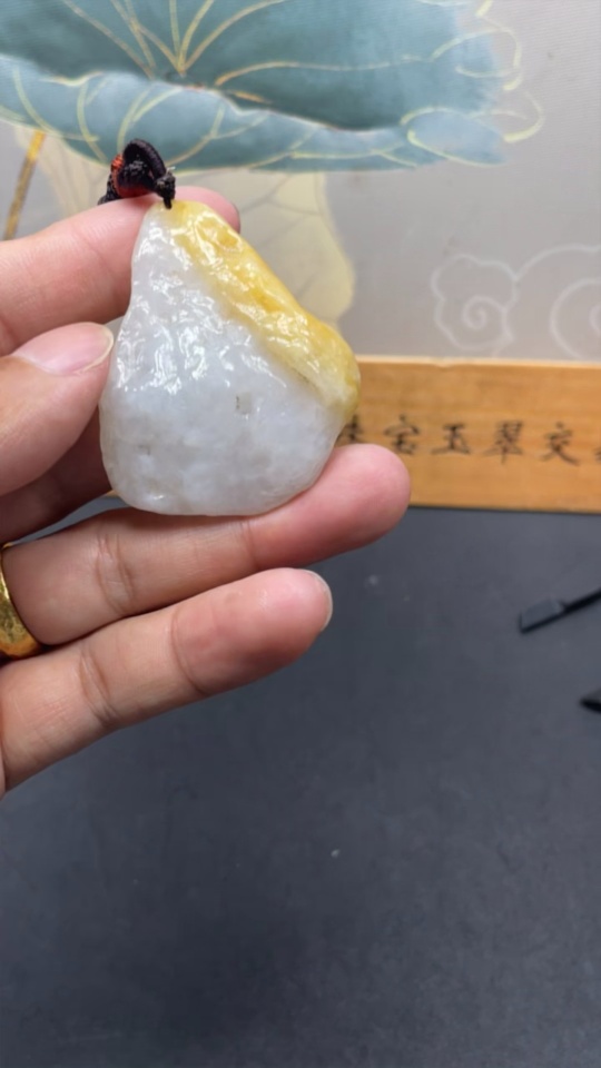 F28268126 Jadeite free-form pendant with a total weight of approximately 29.31g (including cord), color origin undetermined