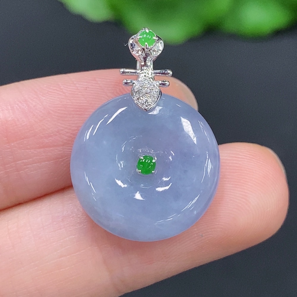 F28241980 Jadeite Peace Knot with 18K Gold Clasp, Total Weight Approximately 4.1g, Set with Diamonds