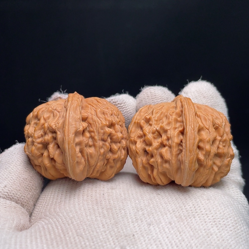 W26987076 Four Towers Walnut, total weight about 30.2g, size approx. 38.3mm
