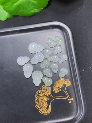F46615908 翡翠葫芦镶嵌件一手走 货品总重量约4.4克（含小袋子）