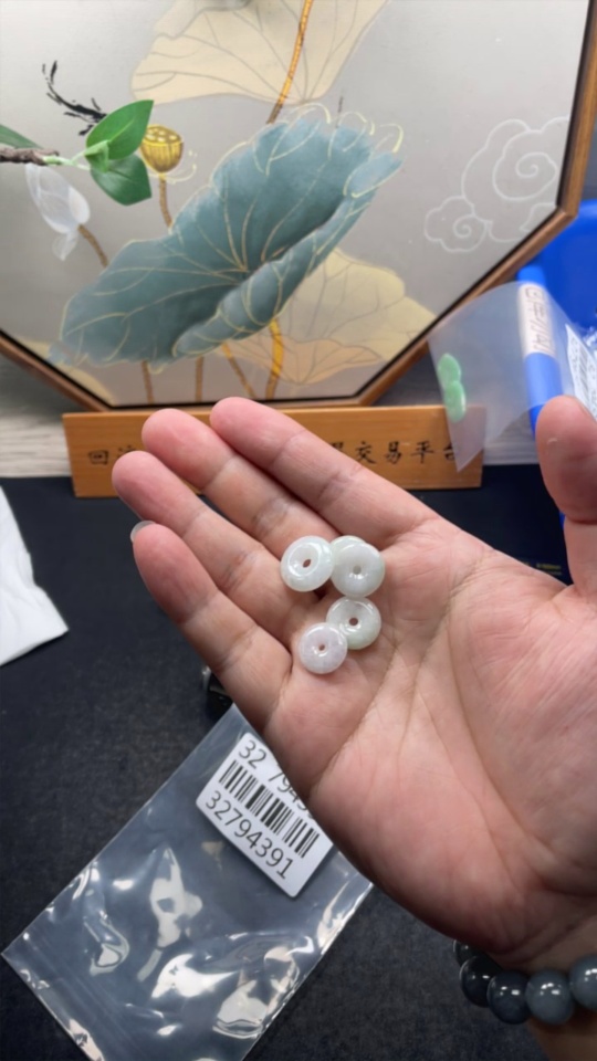 F32794391 Jadeite Peace Knot Sell as a Lot