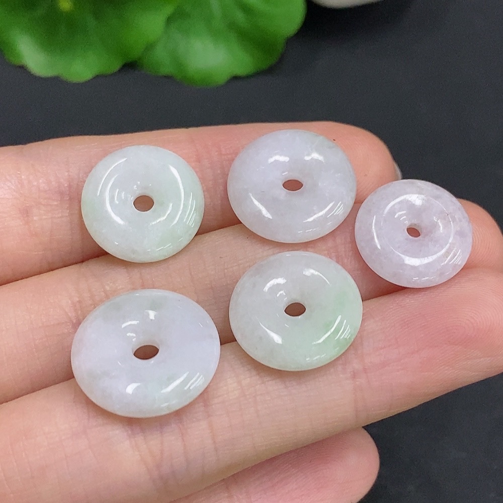 F32794391 Jadeite Peace Knot Sell as a Lot