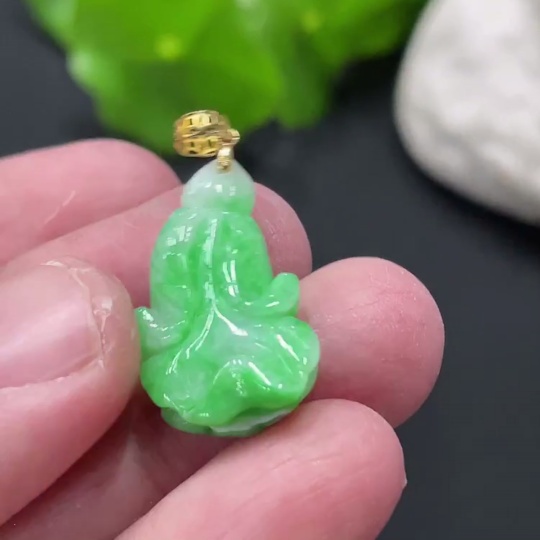 F32820664 Jadeite Cabbage Pendant with 18K Gold Clasp, Total Weight Approx. 2.47g