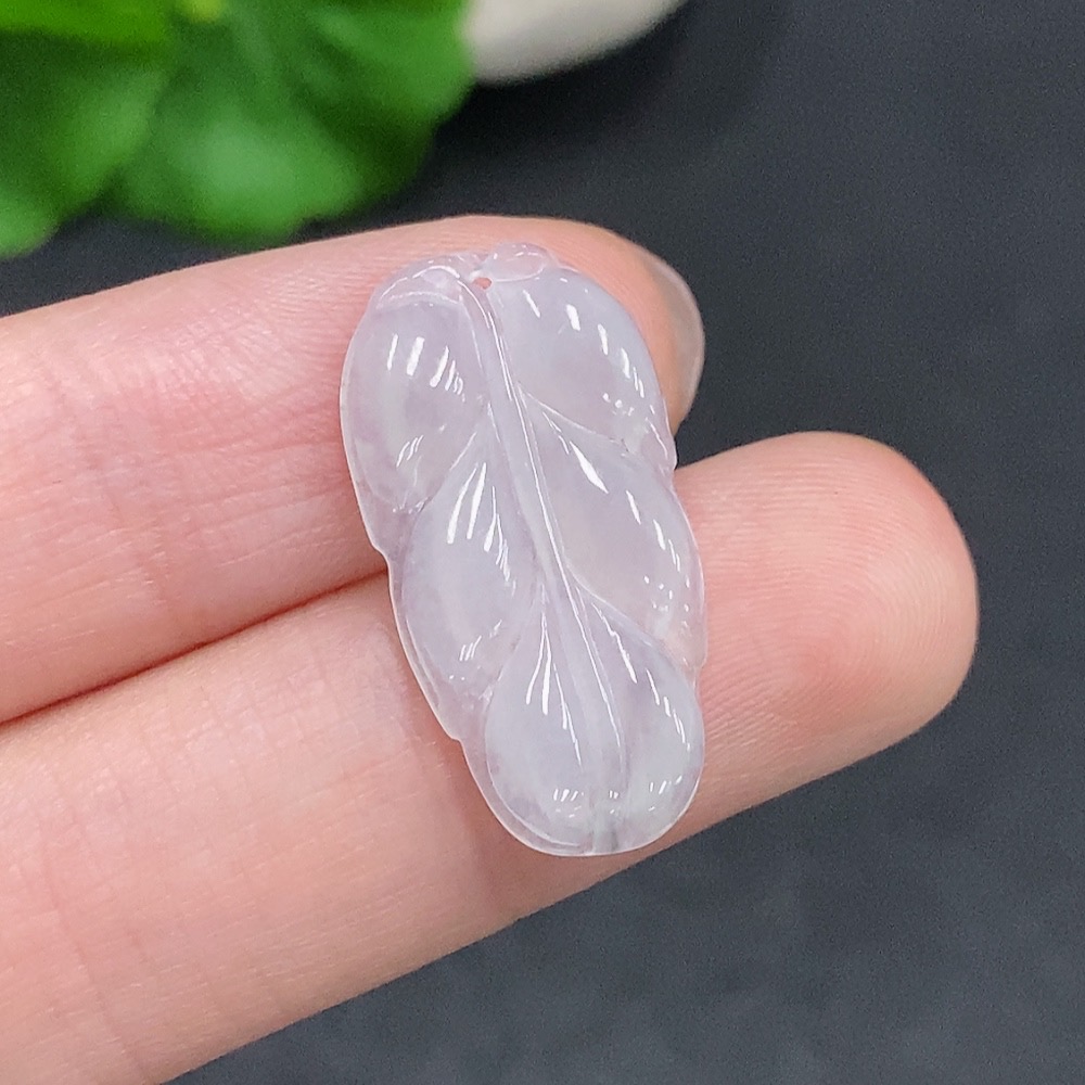 F35078241 Jadeite leaf pendant, total weight approximately 1.4g