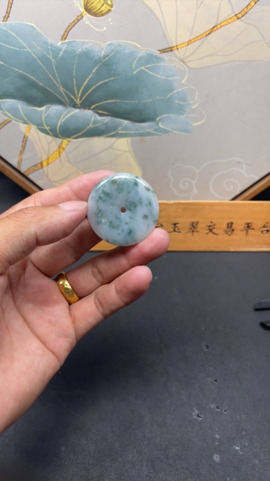 F28279051 Jadeite Peace Knot Pendant Total Weight: Approx. 15.53g