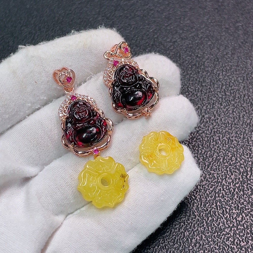 C34038393 Amber Beeswax Pendant Non-Gold Colorless Film Coated Total Weight Approx. 7.93g Sell as a Lot