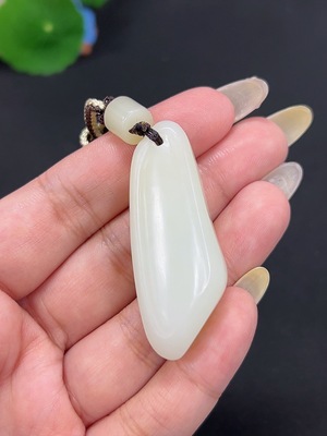 H42979101 和田玉挂件  货品总重约[含绳]27g
