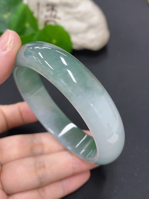 F46526210 翡翠正圈手镯 货品总重量约68克 圈口59
