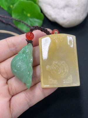 F44323255 翡翠挂件 一手走 颜色成因未定 非金