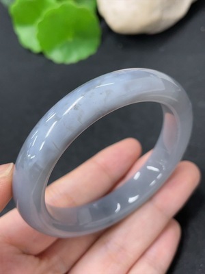 H42956602 和田玉正圈手镯 圈口52.7      货品总重约43.4g